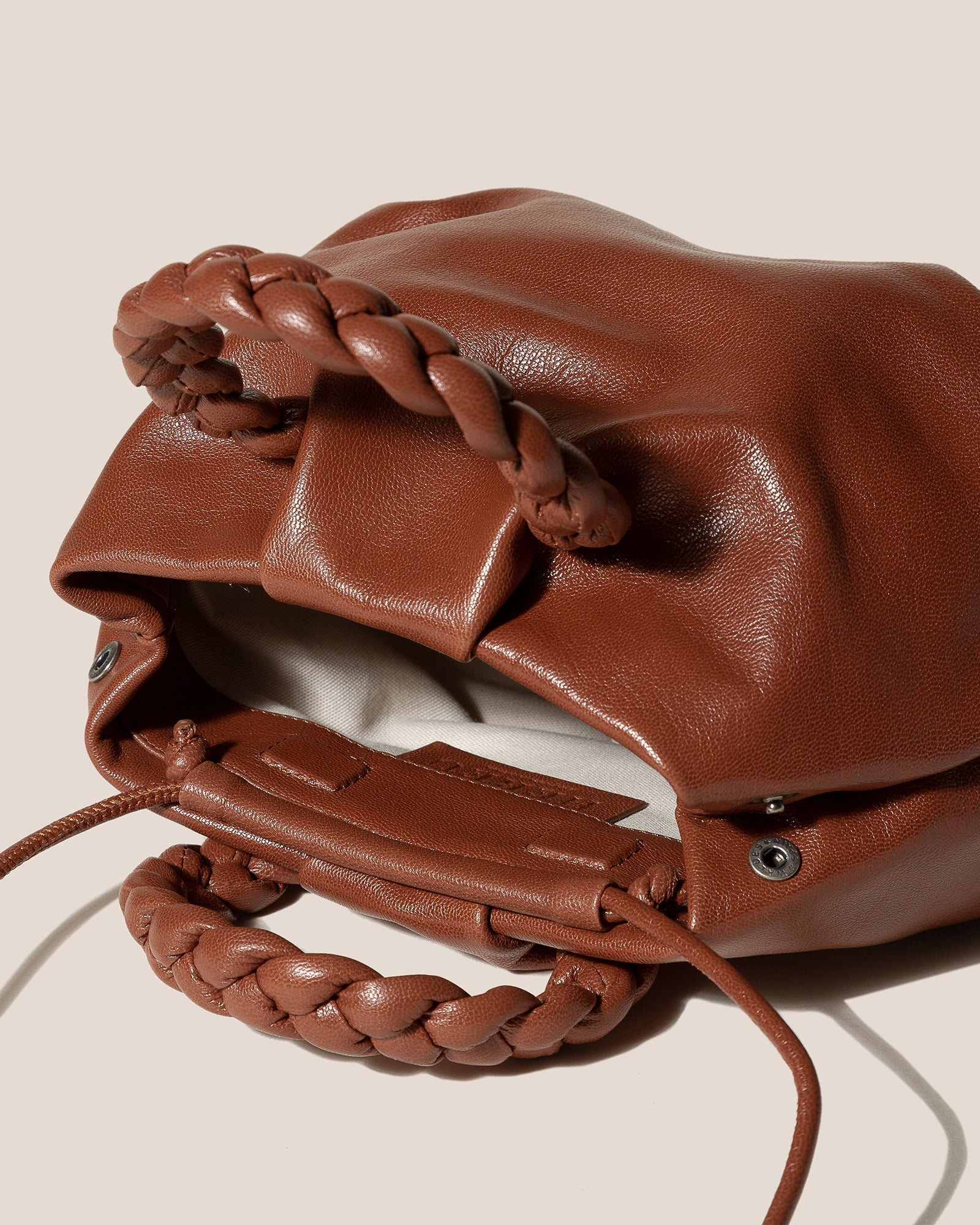 BOMBON M SUPPLE SHINY - Medium Plaited-handle Leather Handbag | Hereu outlet