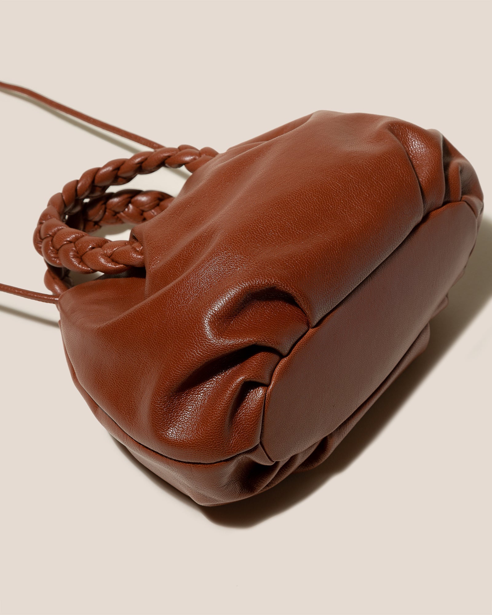 BOMBON M SUPPLE SHINY - Medium Plaited-handle Leather Handbag | Hereu outlet