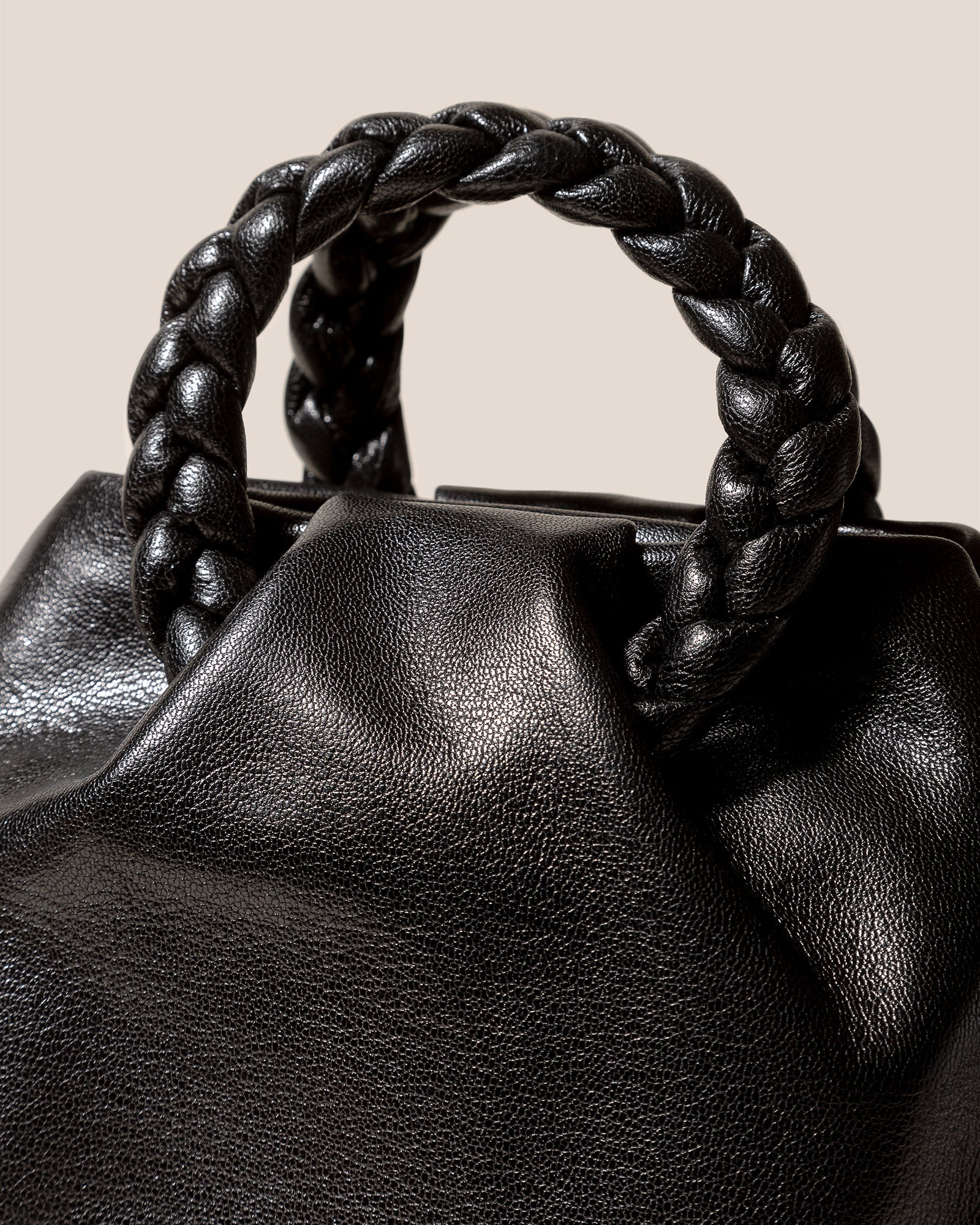 BOMBON M SUPPLE SHINY - Medium Plaited-handle Leather Handbag | Hereu US