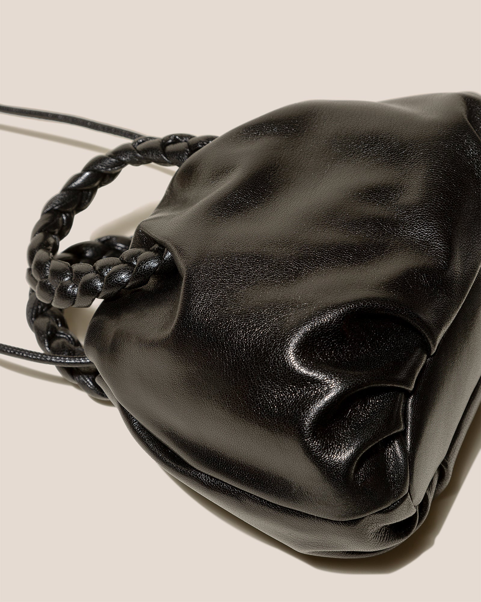 BOMBON M SUPPLE SHINY - Medium Plaited-handle Leather Handbag | Hereu US