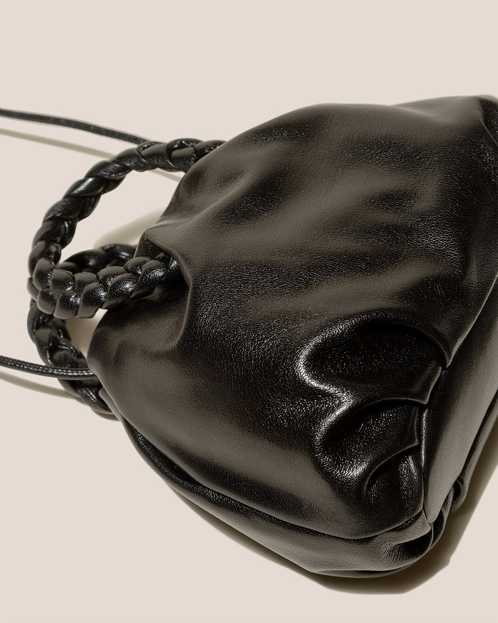 BOMBON M SUPPLE SHINY - Medium Plaited-handle Leather Handbag | Hereu US