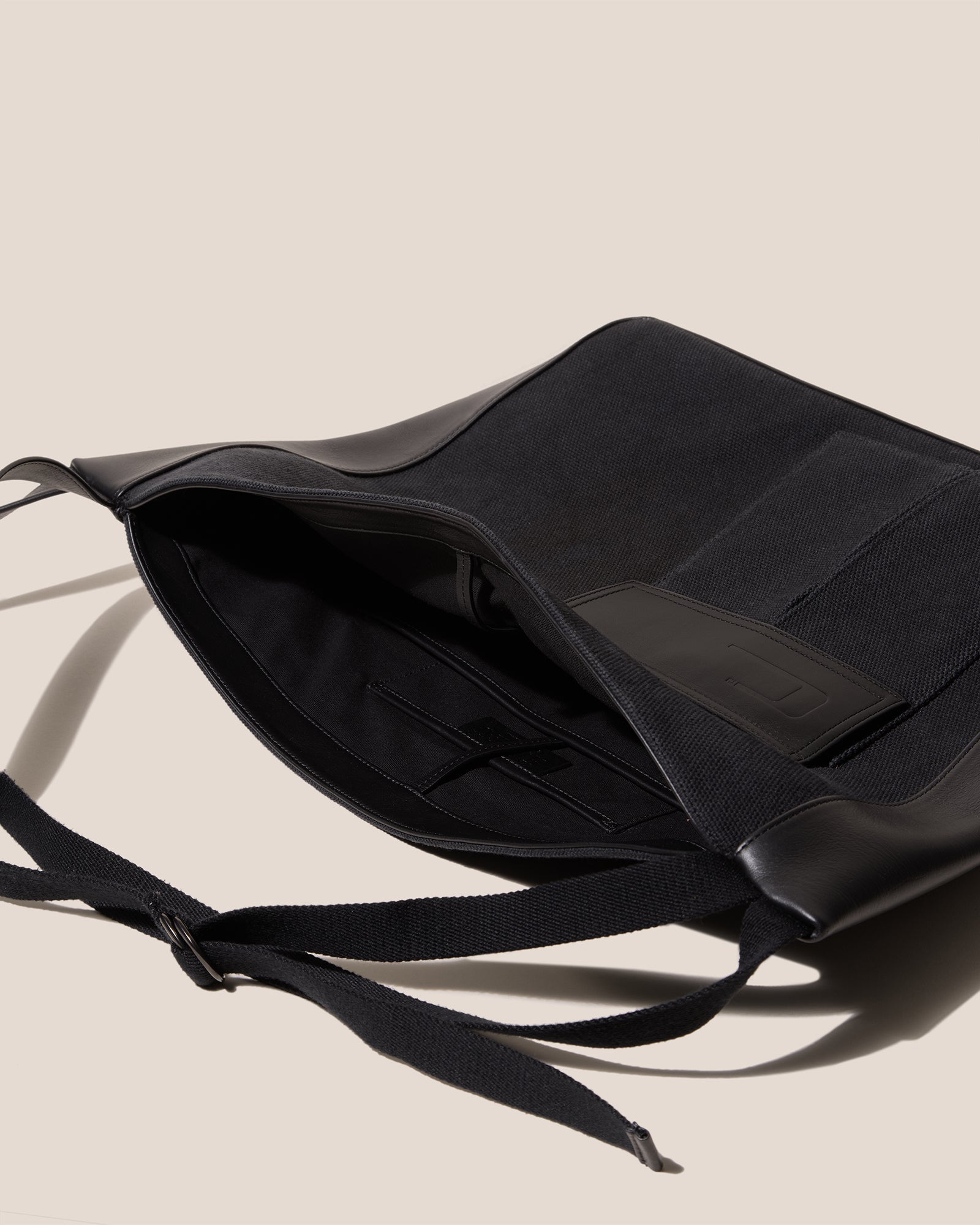 VINCLE L - Messenger Bag | Hereu outlet